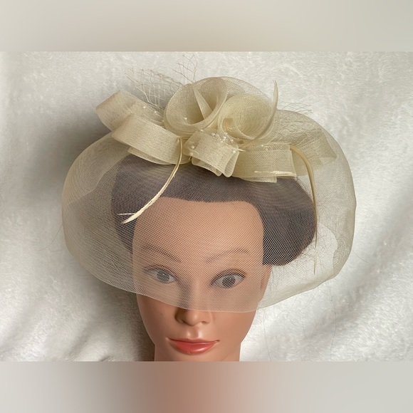Amazing cream, color, vintage wedding fascinator hair clip feathers pearls - Picture 6 of 9